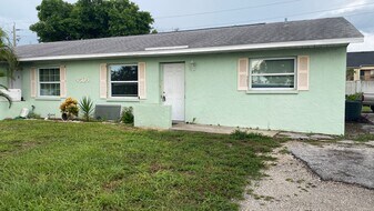 4504 68th St W in Bradenton, FL - Building Photo