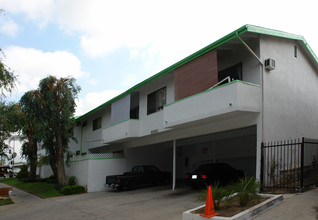 Owensmouth Garden Apartments in Canoga Park, CA - Building Photo - Building Photo