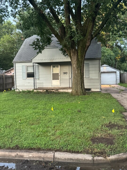 1830 S St Francis Ave in Wichita, KS - Building Photo