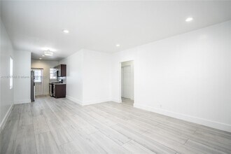 330 84th St in Miami Beach, FL - Foto de edificio - Building Photo