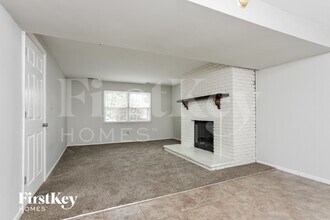 323 Turfwood Dr in Ballwin, MO - Foto de edificio - Building Photo