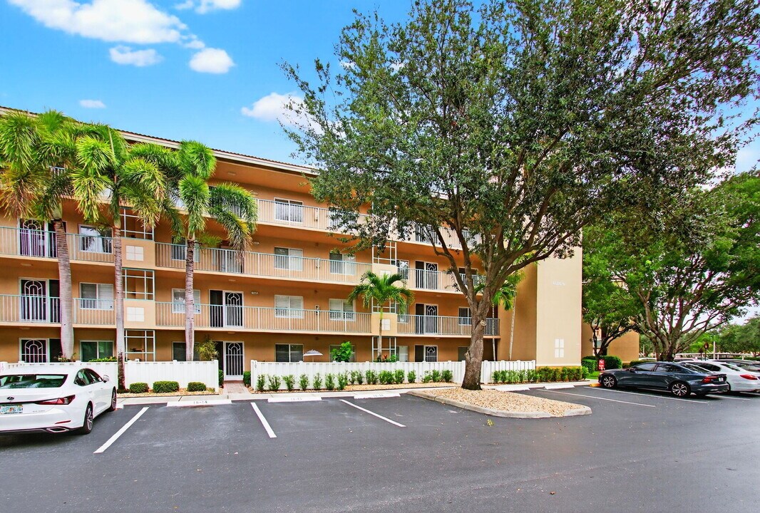 5749 Gemstone Ct in Boynton Beach, FL - Foto de edificio