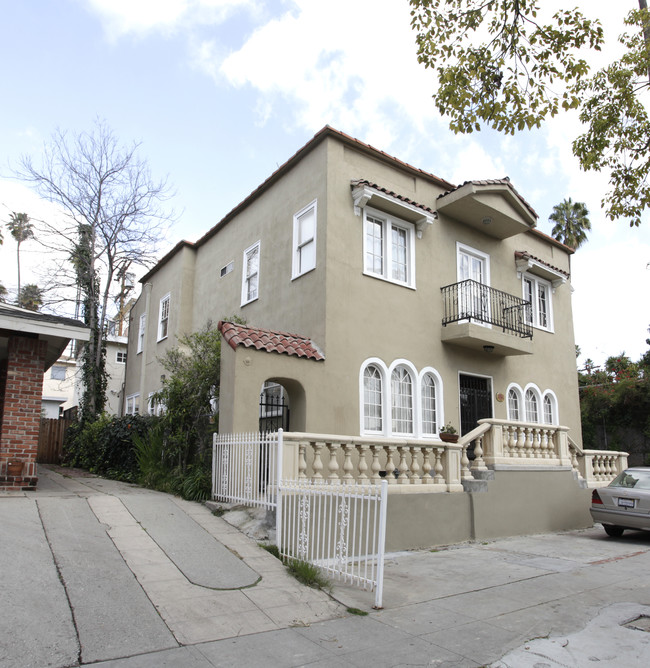 6057 Selma Ave in Los Angeles, CA - Foto de edificio - Building Photo