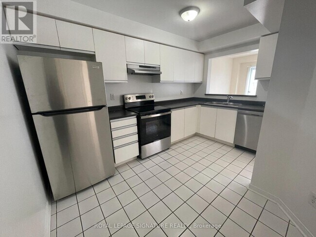 9 Fairglen Ave in Brampton, ON - Building Photo - Building Photo