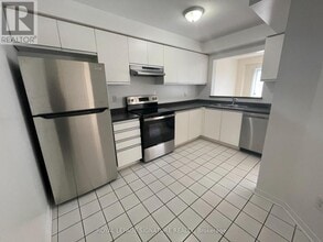 9 Fairglen Ave in Brampton, ON - Building Photo - Building Photo