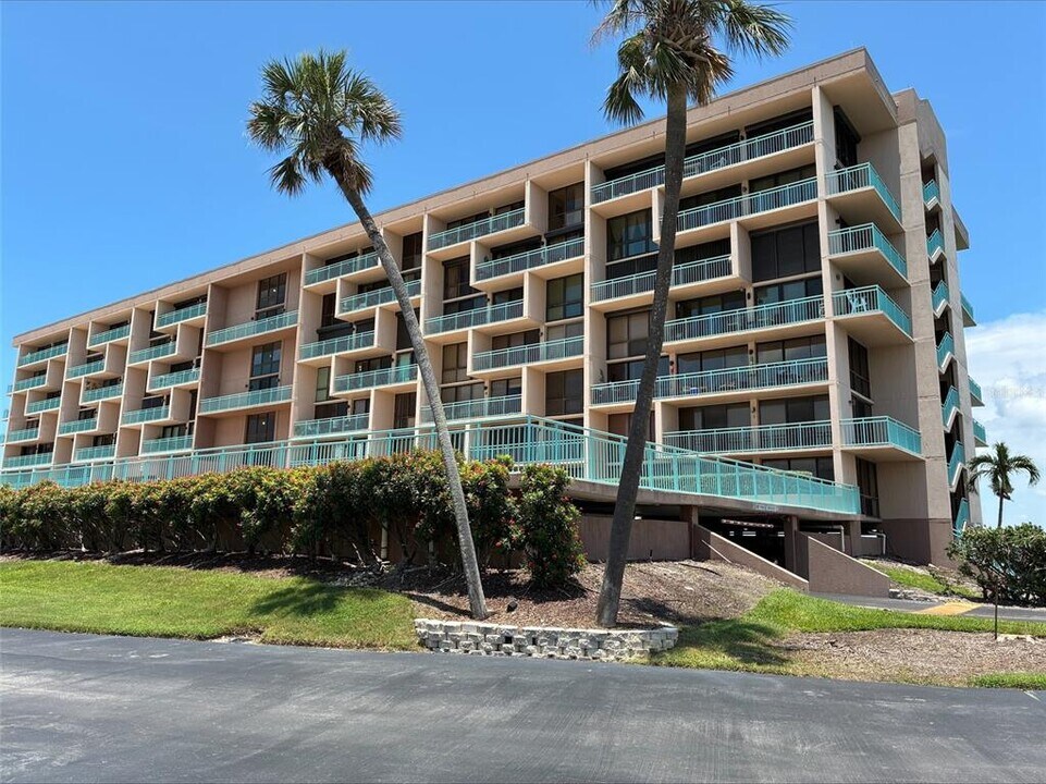 1 Key Capri in St Pete Beach, FL - Building Photo