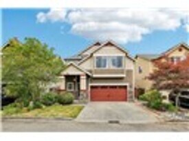 10015 1st St NE in Lake Stevens, WA - Building Photo