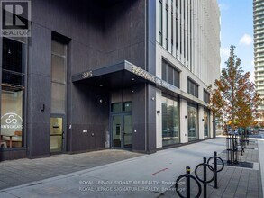 395 Square One Dr in Mississauga, ON - Building Photo - Building Photo