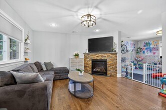 10 Lee Gray Ct in Glen Cove, NY - Building Photo - Building Photo