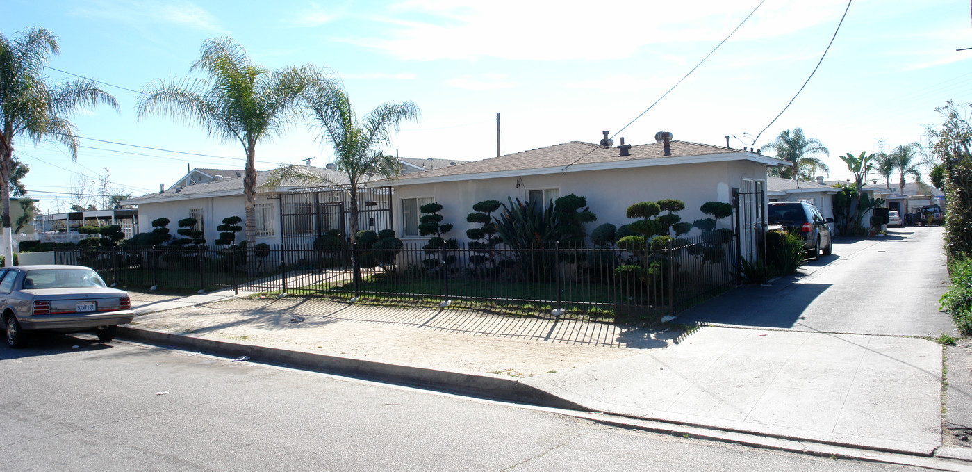 11922 Runnymede St in North Hollywood, CA - Foto de edificio