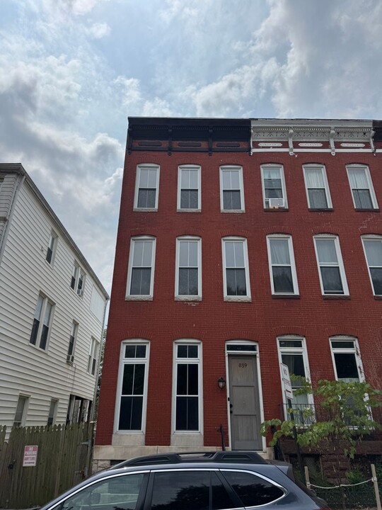 839 Hollins St in Baltimore, MD - Building Photo