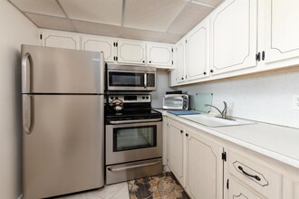 151 Berkshire G, Unit 1510 in West Palm Beach, FL - Building Photo - Building Photo