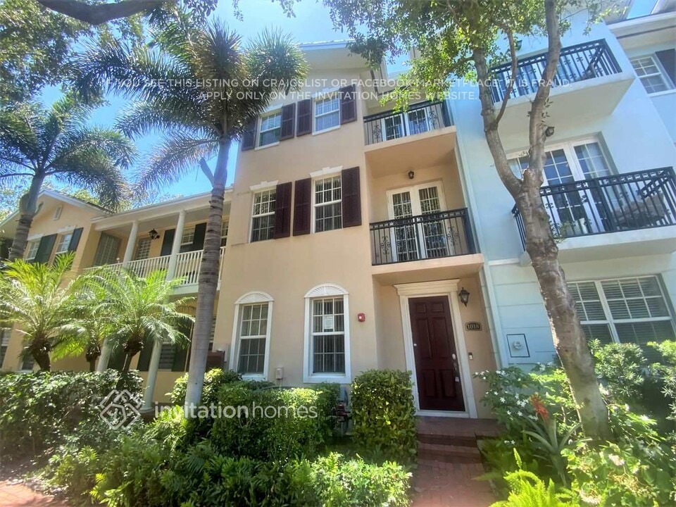 1018 E Heritage Club Cir in Delray Beach, FL - Building Photo