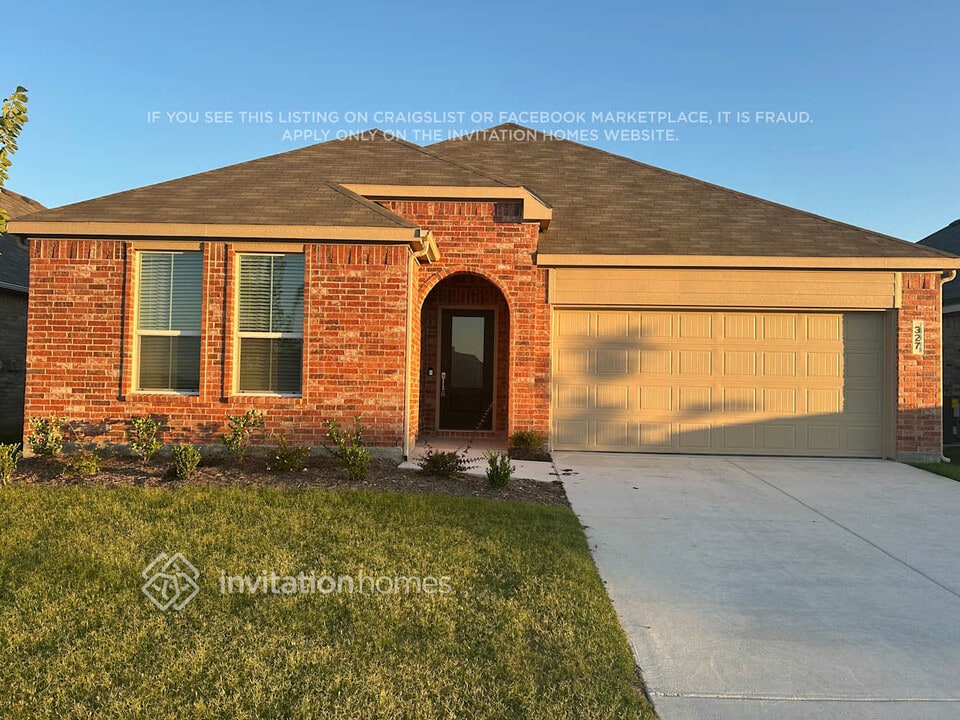 327 Sedalia Trl in Justin, TX - Building Photo