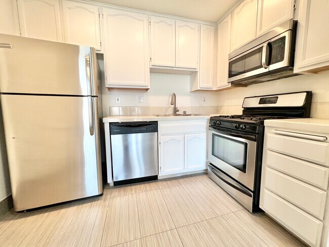 8813 Burton Way-Unit -316 in Los Angeles, CA - Building Photo - Building Photo