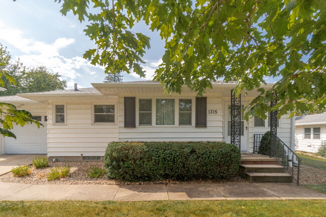 1315 Catherine St in Cedar Falls, IA - Foto de edificio - Building Photo