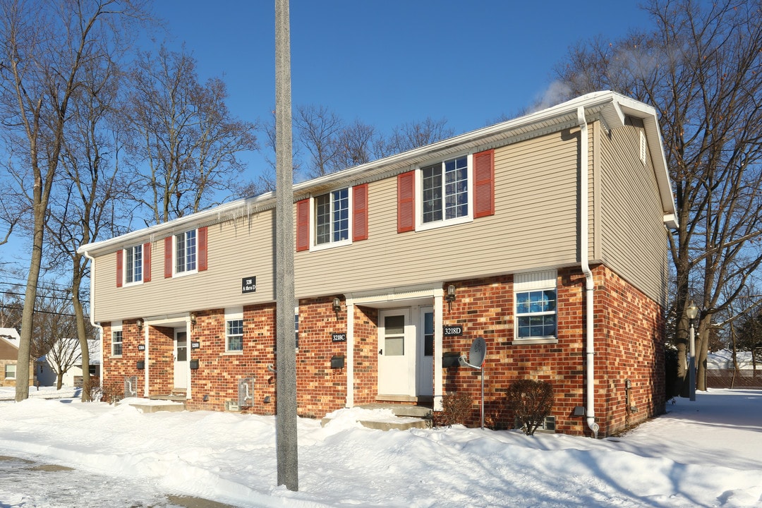 Hildebrandt Park Apartments in Lansing, MI - Building Photo