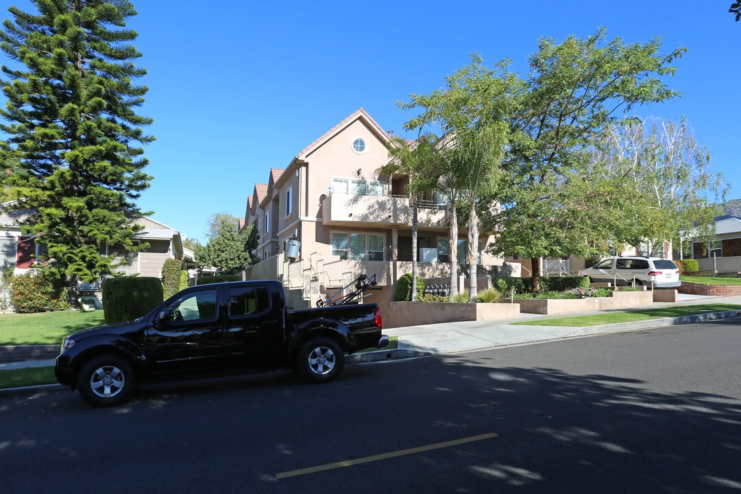 511 E Harvard Rd in Burbank, CA - Foto de edificio
