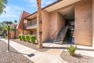 5062 River Glen Dr in Las Vegas, NV - Building Photo - Building Photo