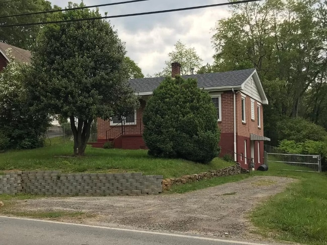 597 Emma Rd in Asheville, NC - Building Photo - Building Photo