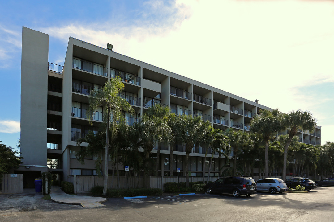 Lakeshore Club in West Palm Beach, FL - Building Photo