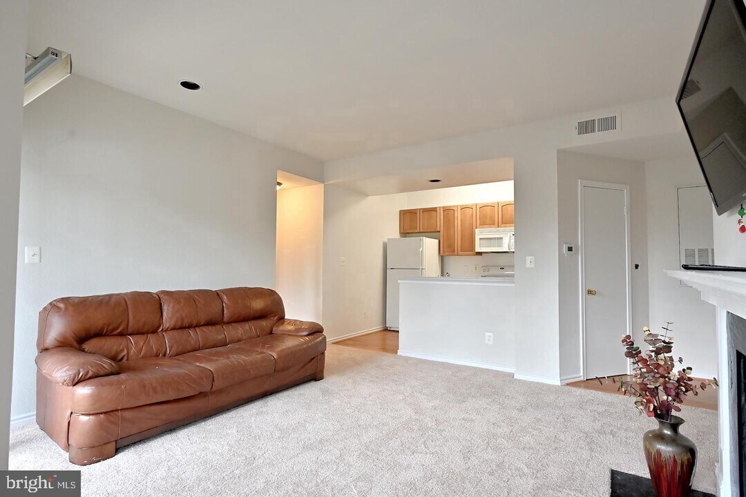 12164 Penderview Ln-Unit -1625 in Fairfax, VA - Building Photo
