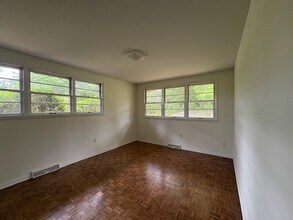 2406 Browns Mill Rd in Johnson City, TN - Building Photo - Building Photo