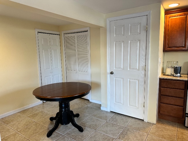 25 Topaz Dr in Lake Ronkonkoma, NY - Foto de edificio - Building Photo