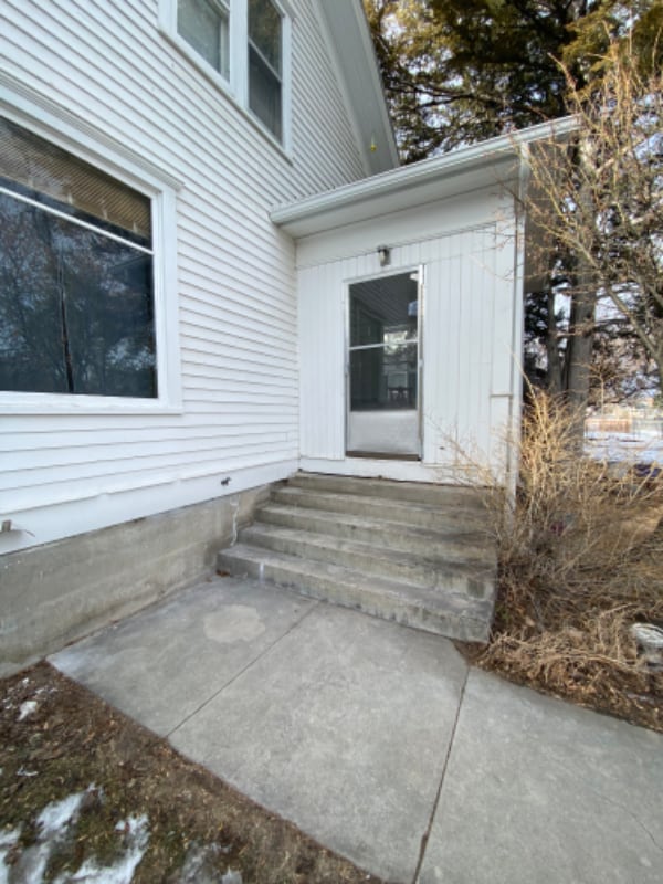 220 4th Ave E