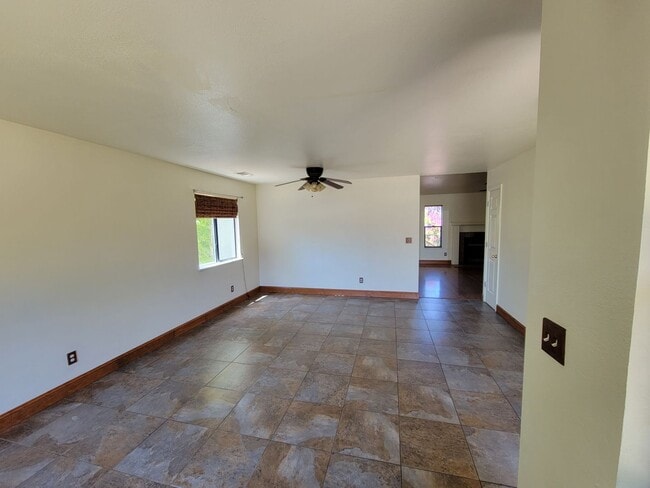 2148 Hartly Cir in Redding, CA - Foto de edificio - Building Photo