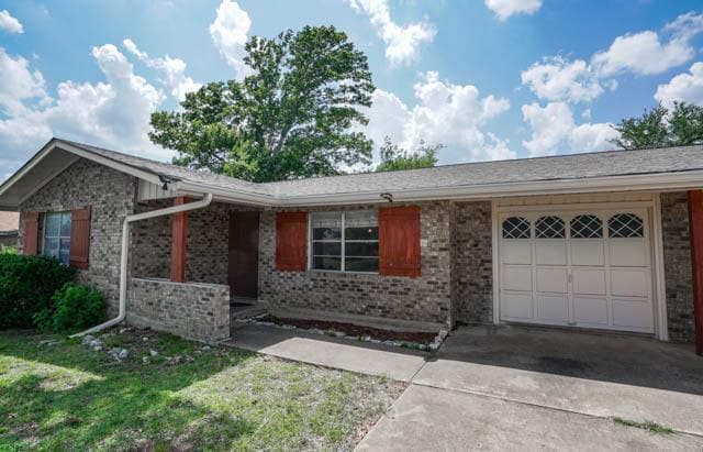 204 Manor Dr in Kerrville, TX - Building Photo - Building Photo