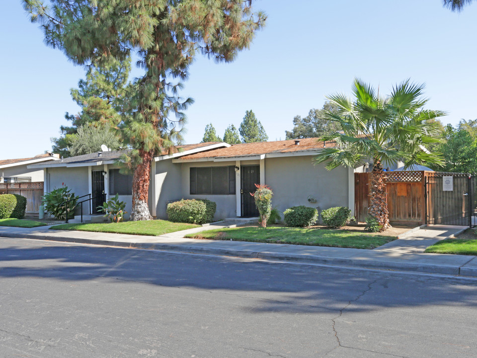 Helm Apartments in Clovis, CA - Building Photo