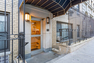 402 W 45th St in New York, NY - Building Photo - Building Photo