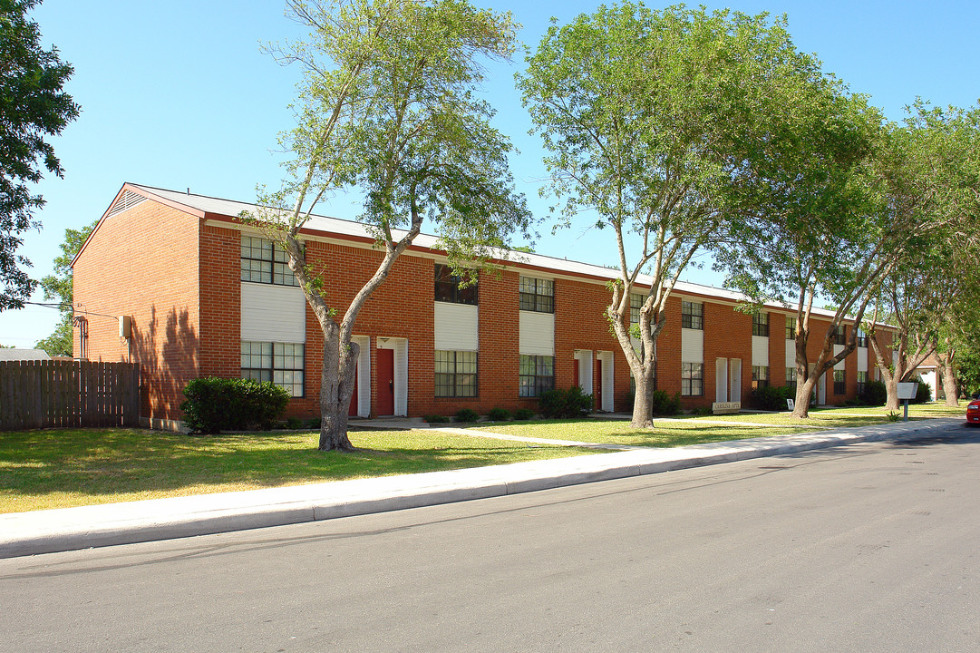 Carolina Apartments in Universal City, TX - Building Photo