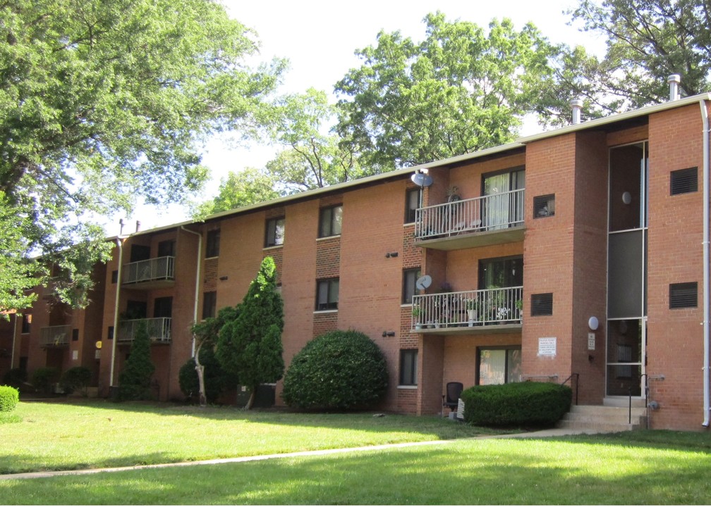 Rolling Hills Apartments in Alexandria, VA - Foto de edificio