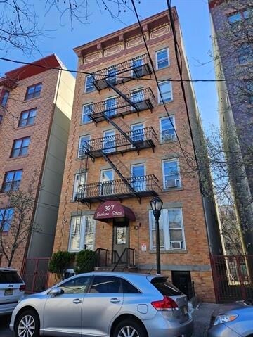 327 Jackson St in Hoboken, NJ - Building Photo