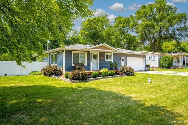 5021 Lakeborn Dr in White Lake, MI - Foto de edificio - Building Photo