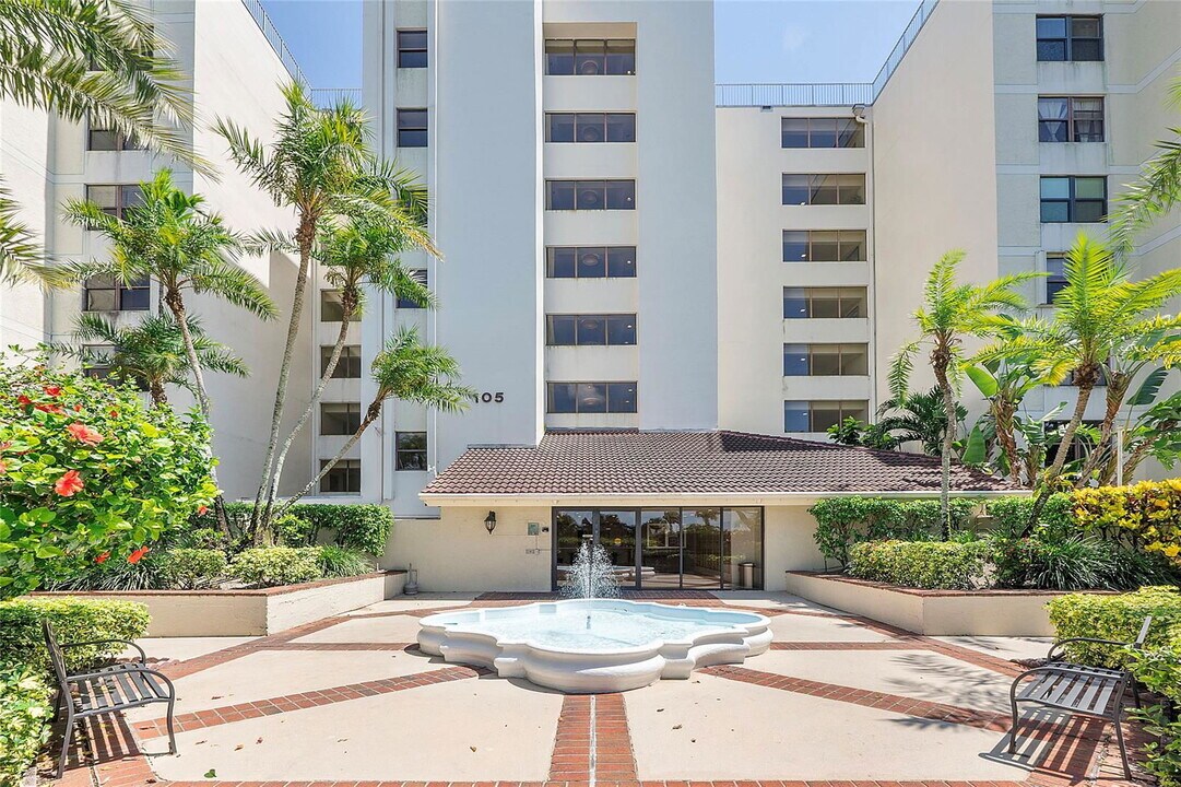 105 Lake Emerald Dr in Oakland Park, FL - Building Photo