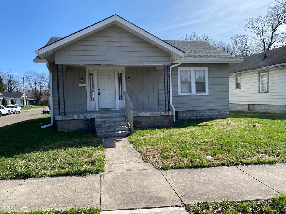 2002 Arrow Ave in Anderson, IN - Building Photo