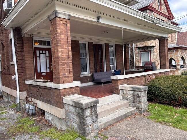 124 S Walnut St in Morgantown, WV - Building Photo - Building Photo