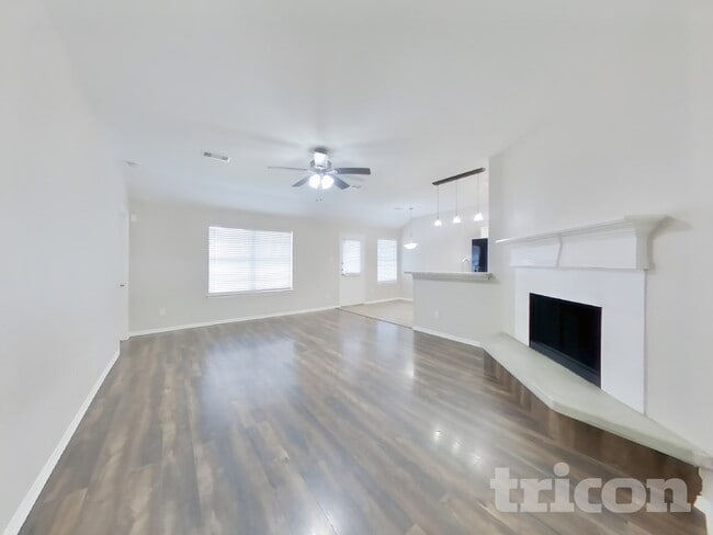 2002 Briar Grove Dr in Conroe, TX - Foto de edificio - Building Photo