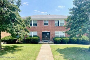 2004 Goldsmith Ln in Louisville, KY - Building Photo