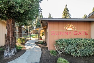 Sunny Gate Apartments in Fresno, CA - Building Photo - Building Photo