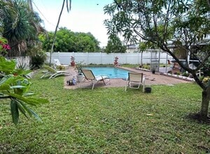 381 NW 45th St in Fort Lauderdale, FL - Foto de edificio - Building Photo