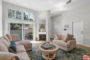 13072 Maxella Ave in Marina Del Rey, CA - Building Photo