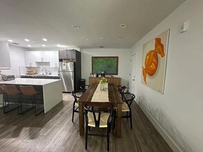 9392 SW 77th Ave in Miami, FL - Foto de edificio - Building Photo