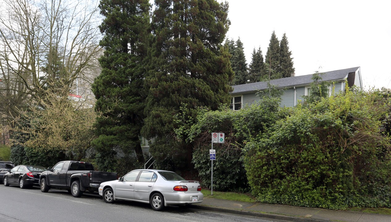1002 W 10th Ave in Vancouver, BC - Building Photo
