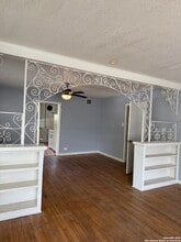2057 W Summit Ave. in San Antonio, TX - Building Photo - Building Photo