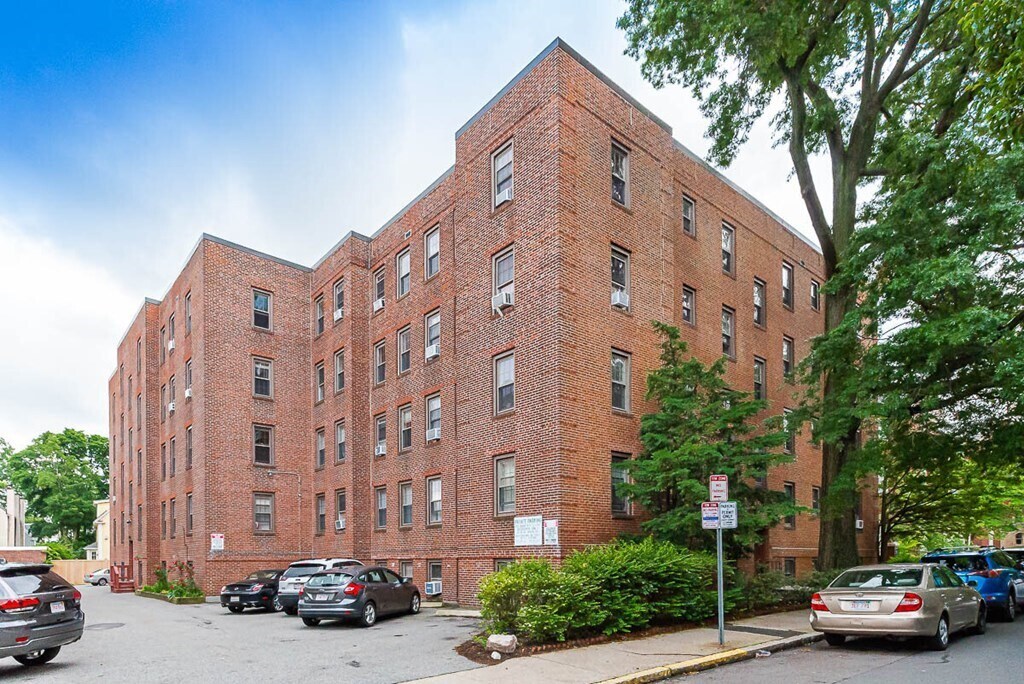 12 Ware St in Cambridge, MA - Building Photo