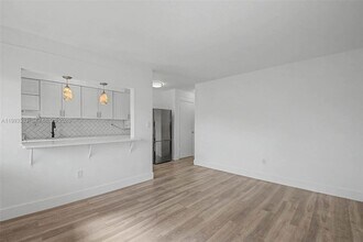 60 NW 79th St, Unit 10 in Miami, FL - Foto de edificio - Building Photo